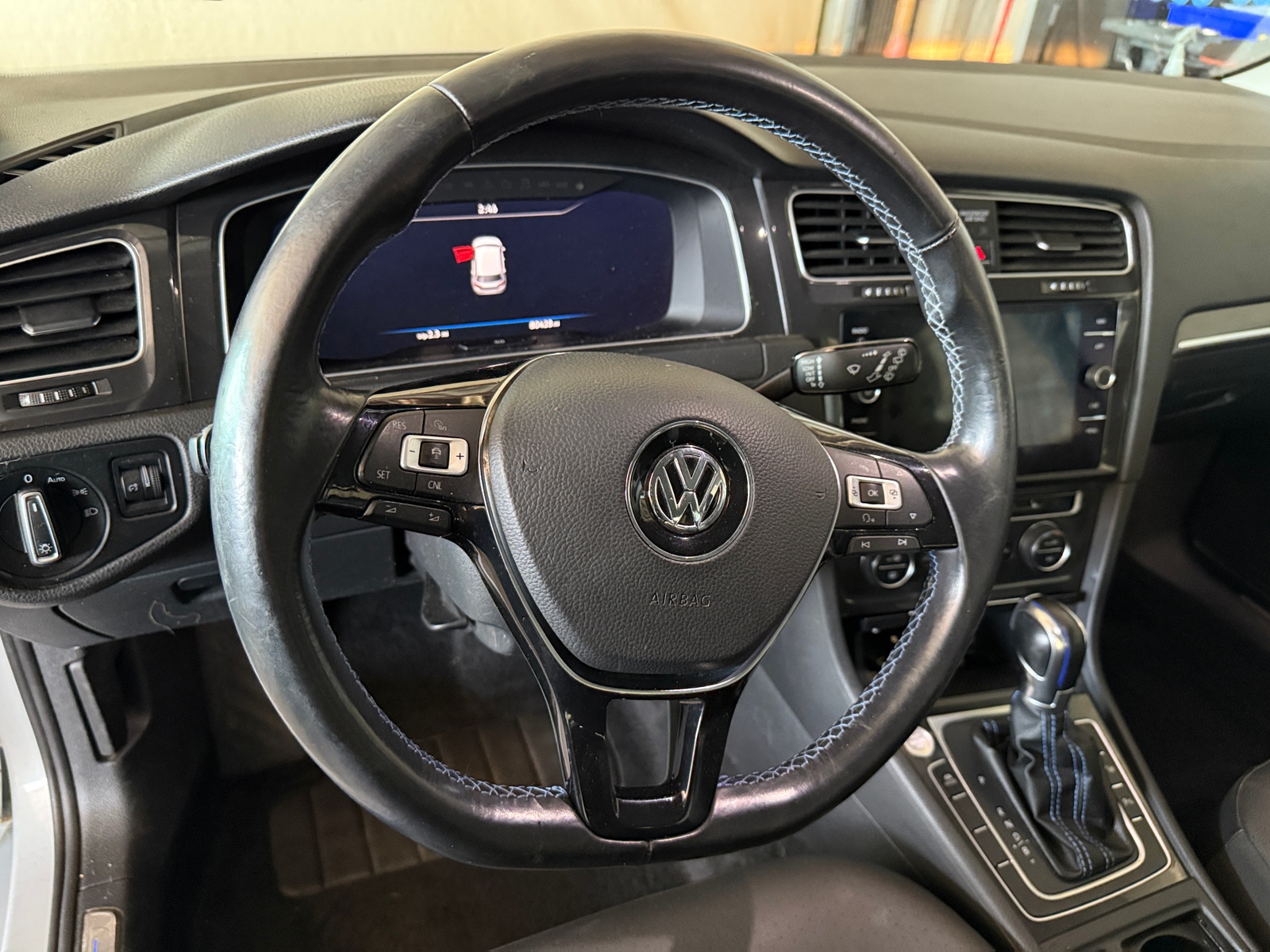 Thumbnail: 2017 Volkswagen e-Golf - 4