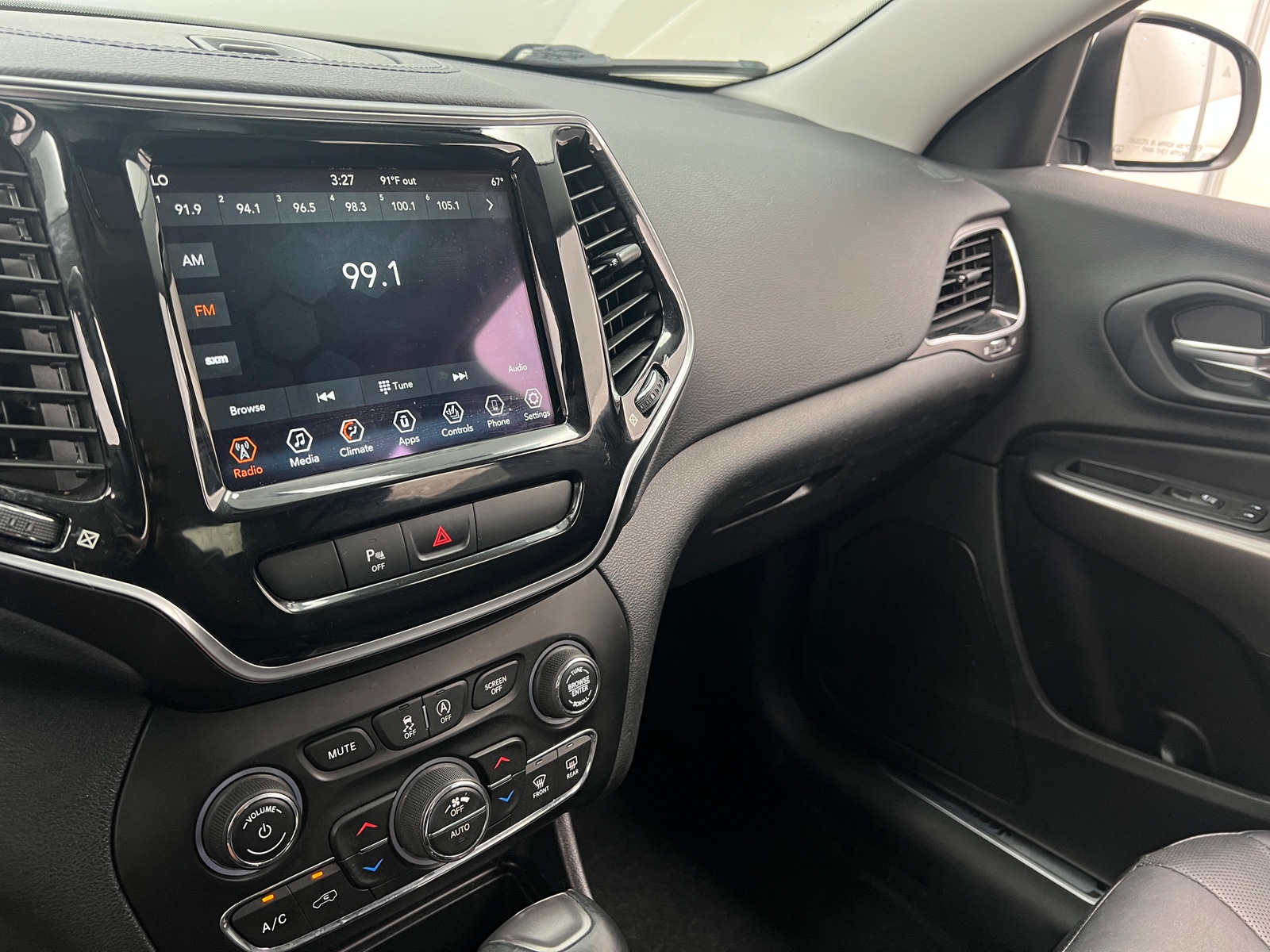 Thumbnail: 2019 Jeep Cherokee - 3