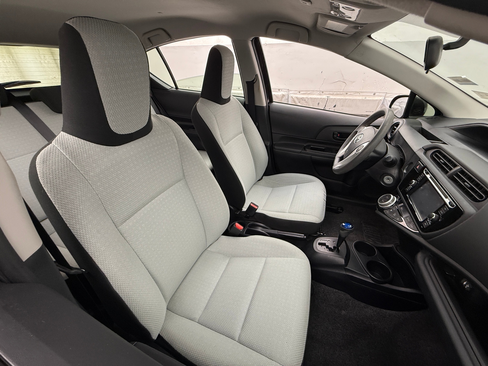 Thumbnail: 2016 Toyota Prius c - 2