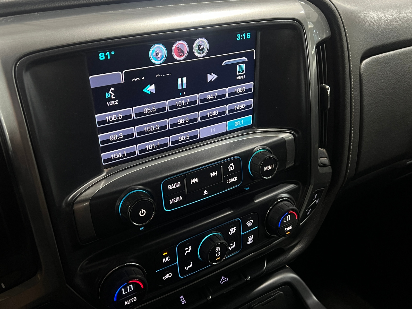 Thumbnail: 2015 Chevrolet Silverado 1500 - 3