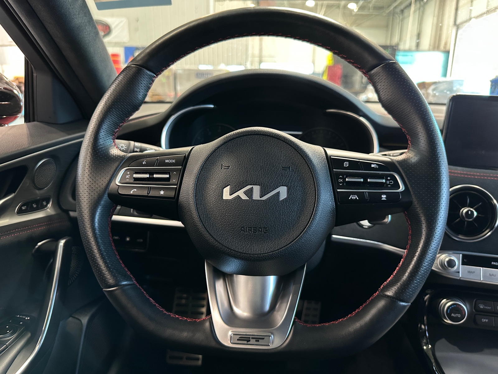 Thumbnail: 2023 Kia Stinger - 4