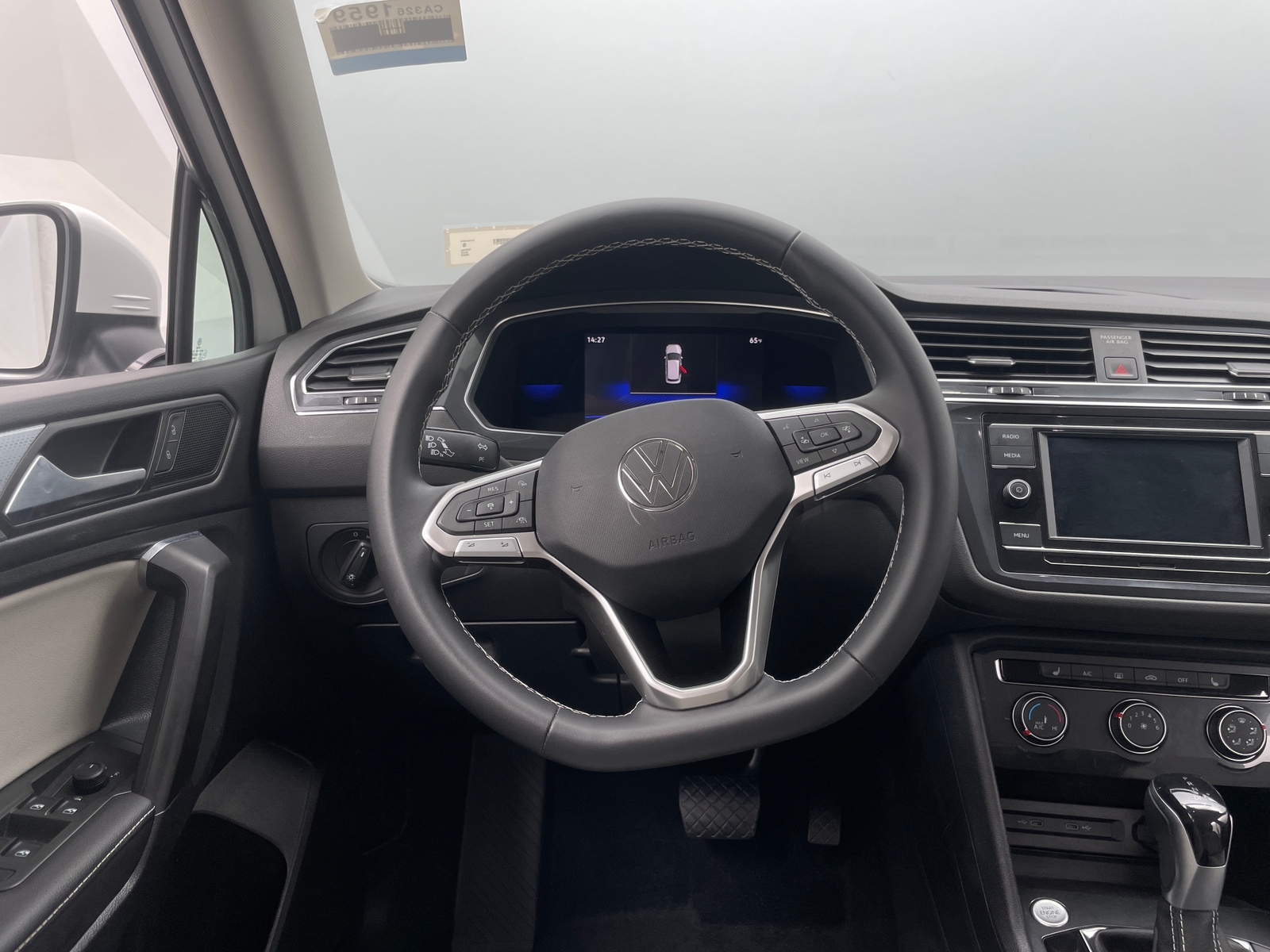 Thumbnail: 2023 Volkswagen Tiguan - 5