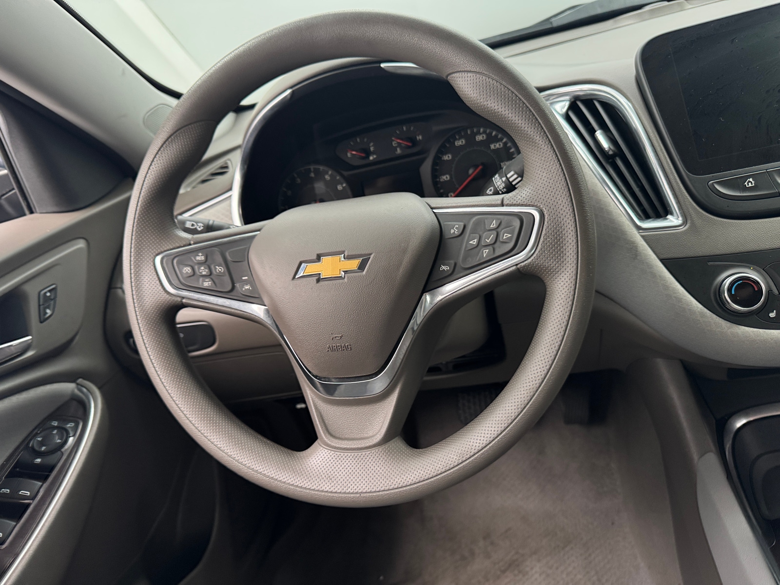 Thumbnail: 2020 Chevrolet Malibu - 5