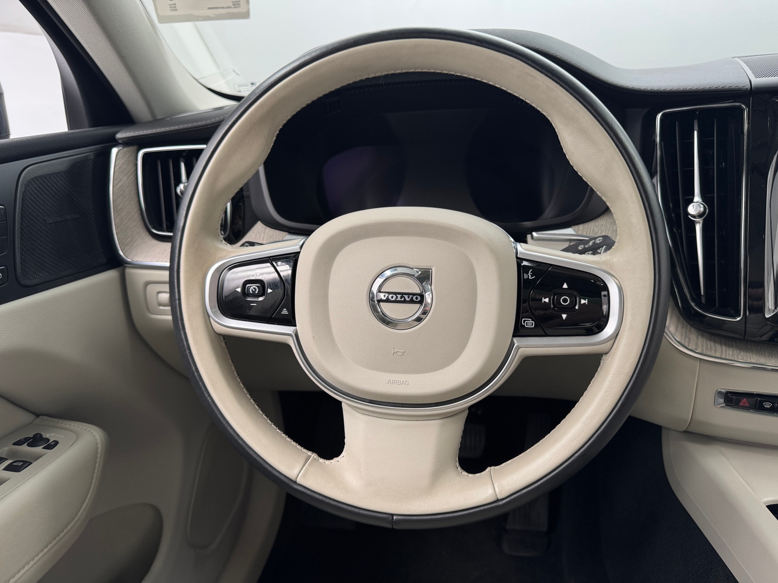 Thumbnail: 2022 Volvo XC60 - 4