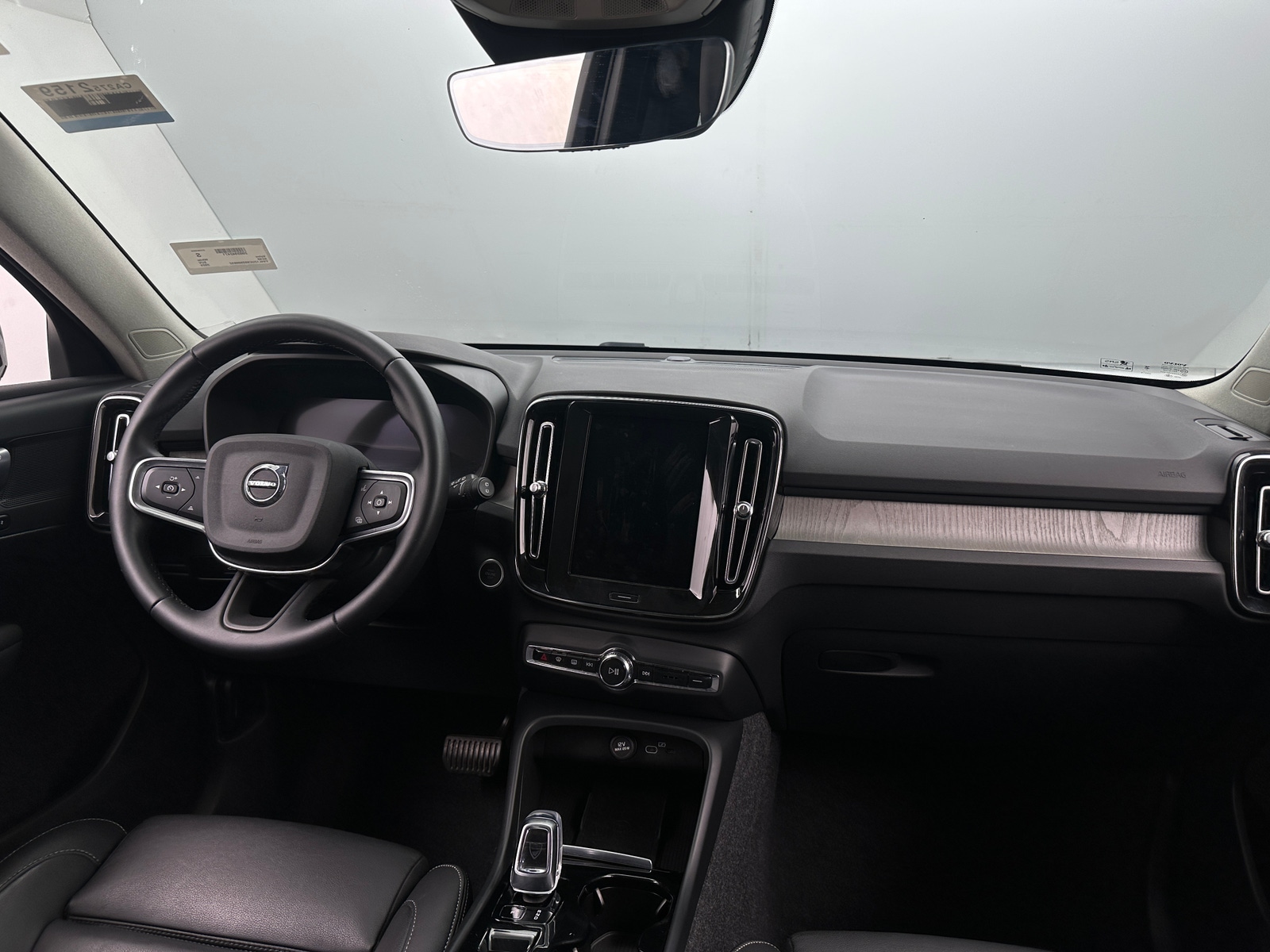 Thumbnail: 2025 Volvo XC40 - 3