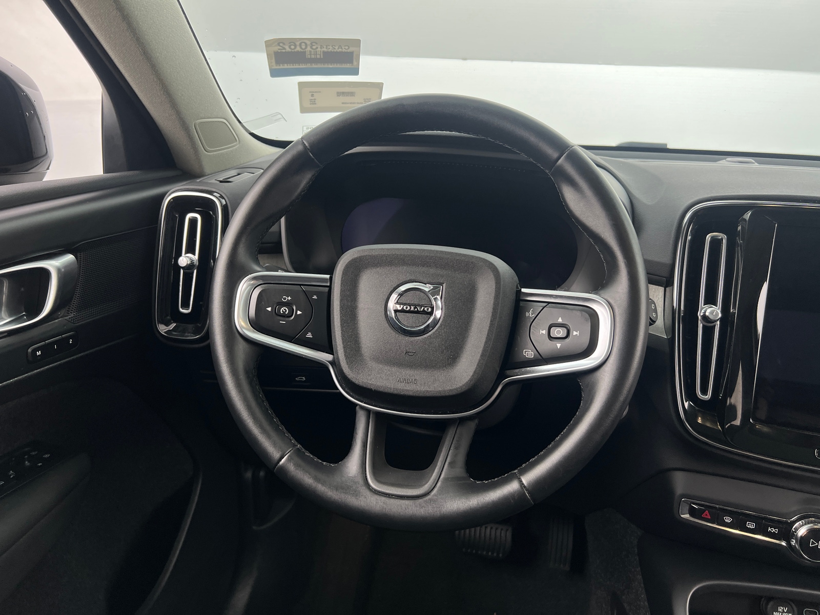 Thumbnail: 2025 Volvo XC40 - 4