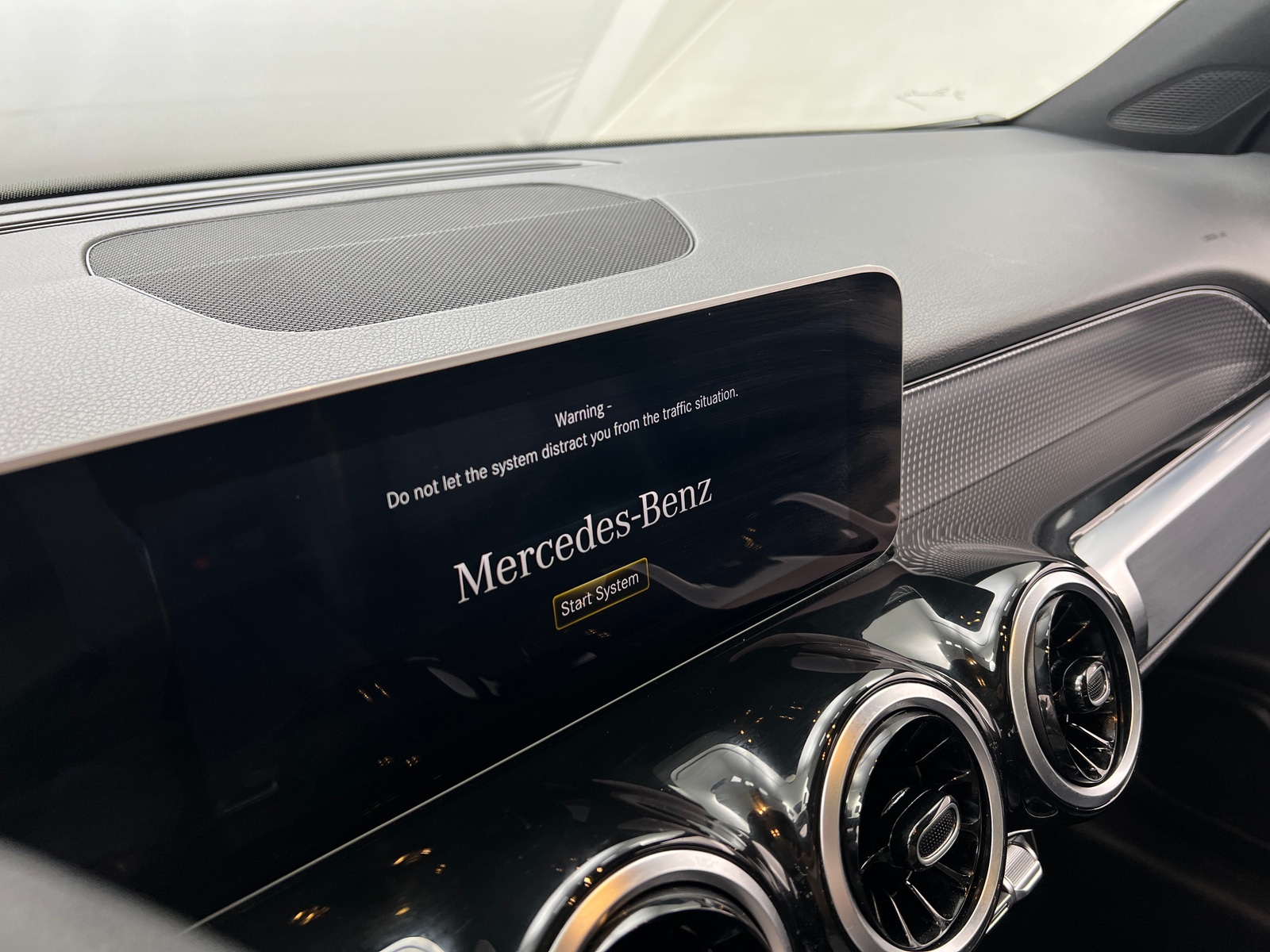 Thumbnail: 2020 Mercedes-Benz GLB - 3