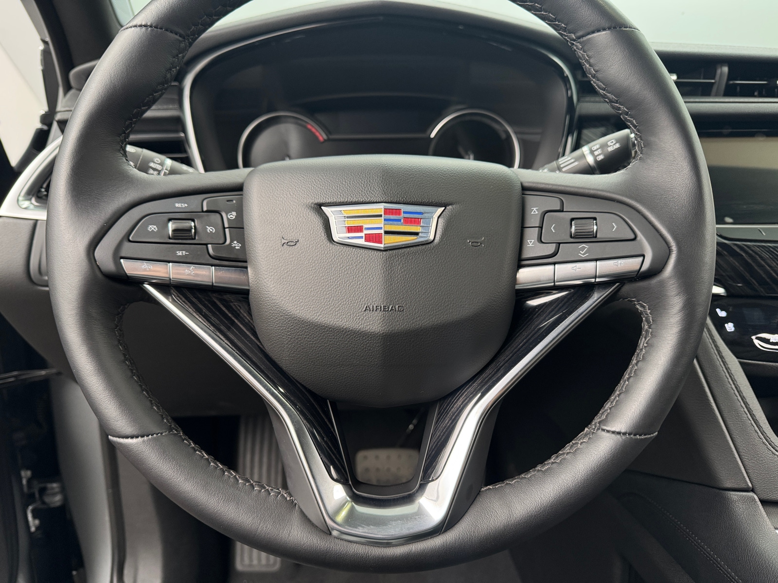 Thumbnail: 2025 Cadillac XT6 - 4