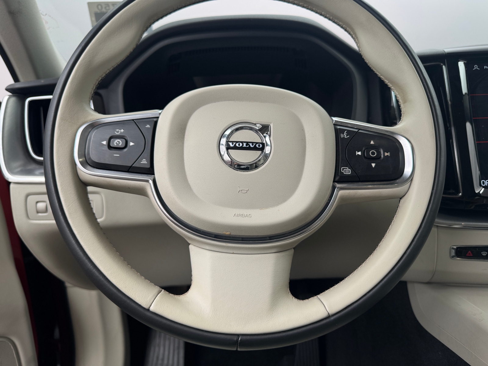 Thumbnail: 2019 Volvo XC60 - 4