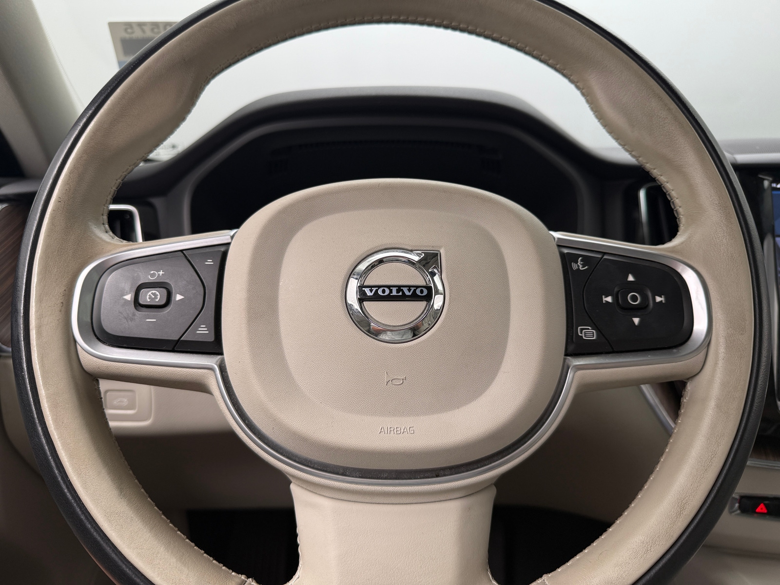Thumbnail: 2022 Volvo XC60 - 5