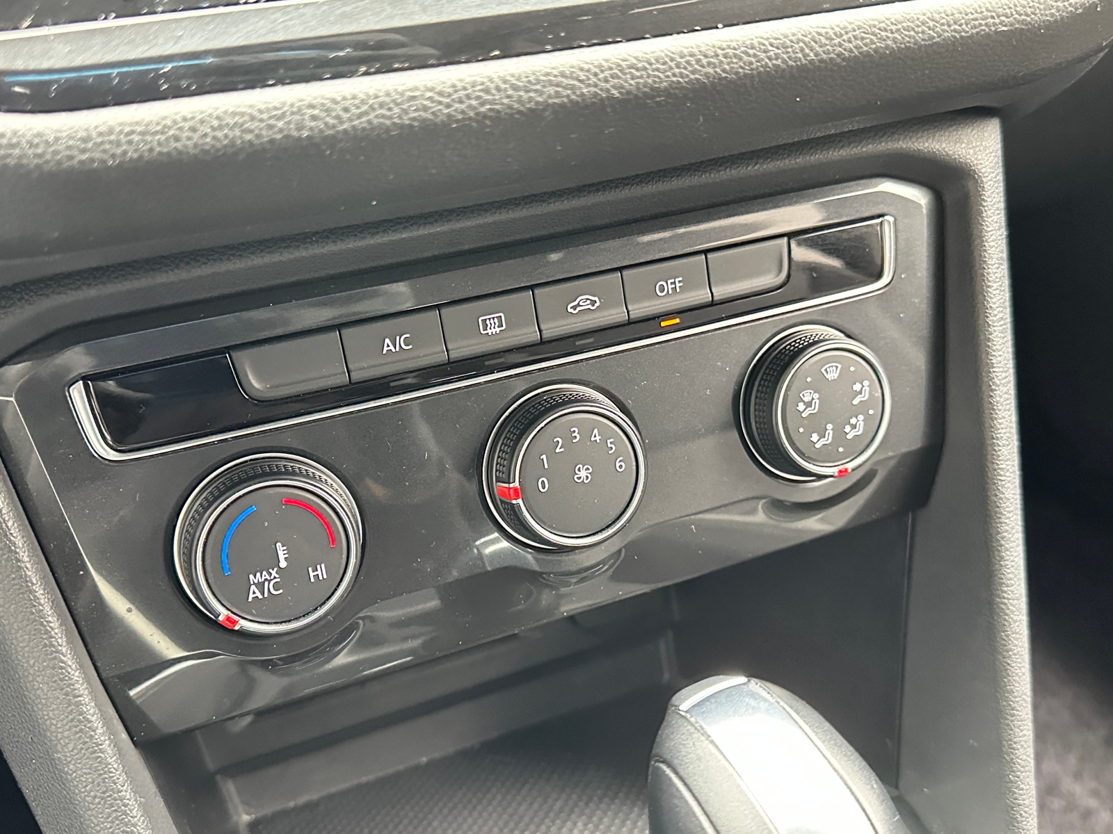 Thumbnail: 2019 Volkswagen Tiguan - 4