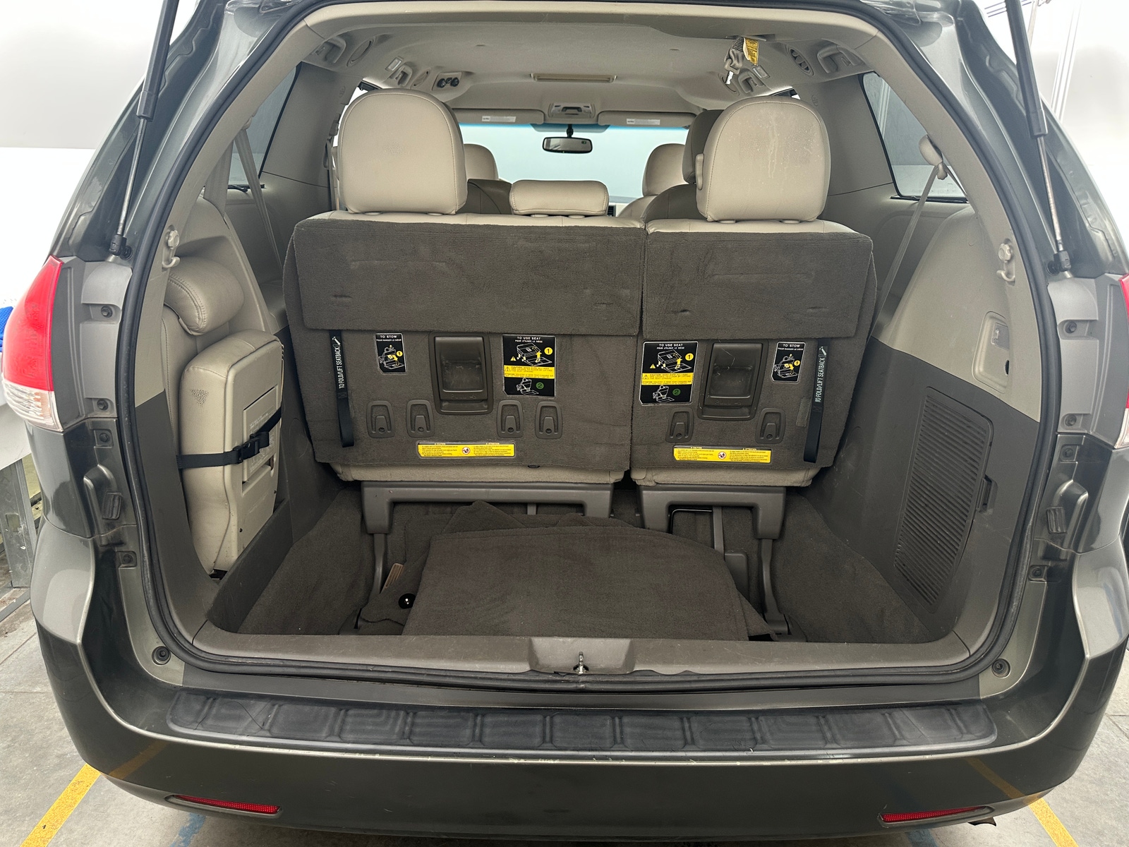 Thumbnail: 2011 Toyota Sienna - 6