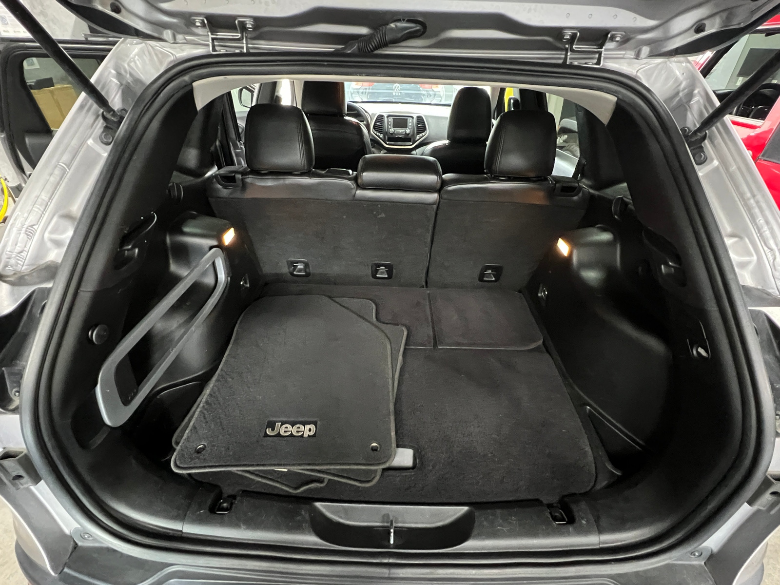 Thumbnail: 2018 Jeep Cherokee - 6