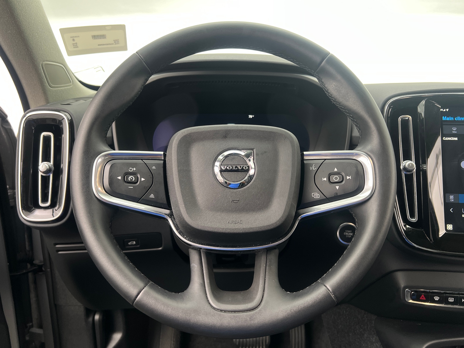 Thumbnail: 2025 Volvo XC40 - 4