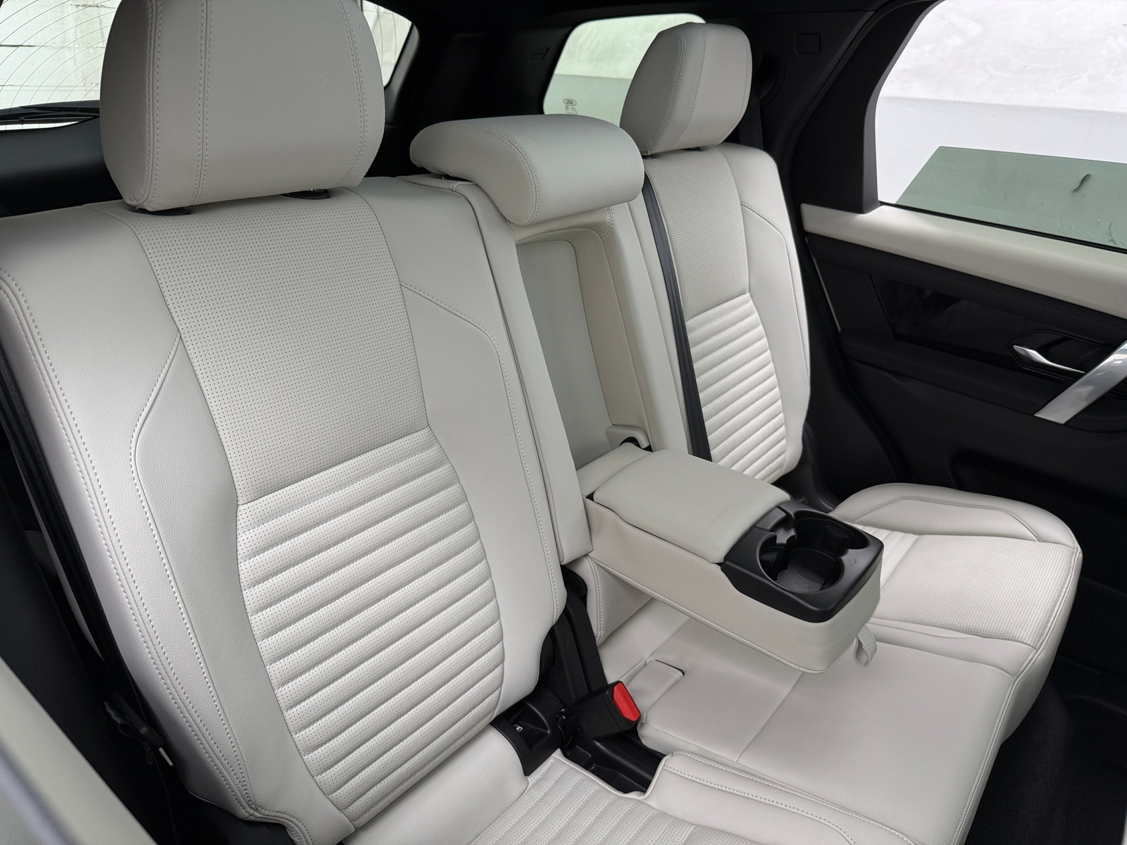 Thumbnail: 2023 Land Rover Discovery Sport - 5