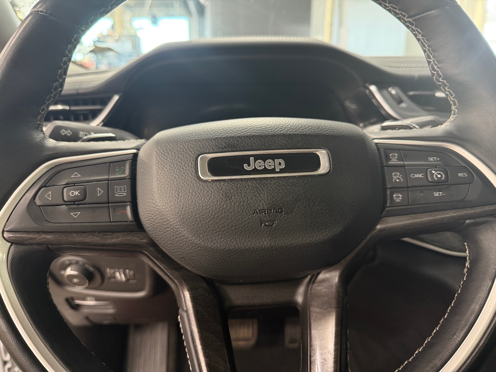 Thumbnail: 2022 Jeep Grand Cherokee L - 4