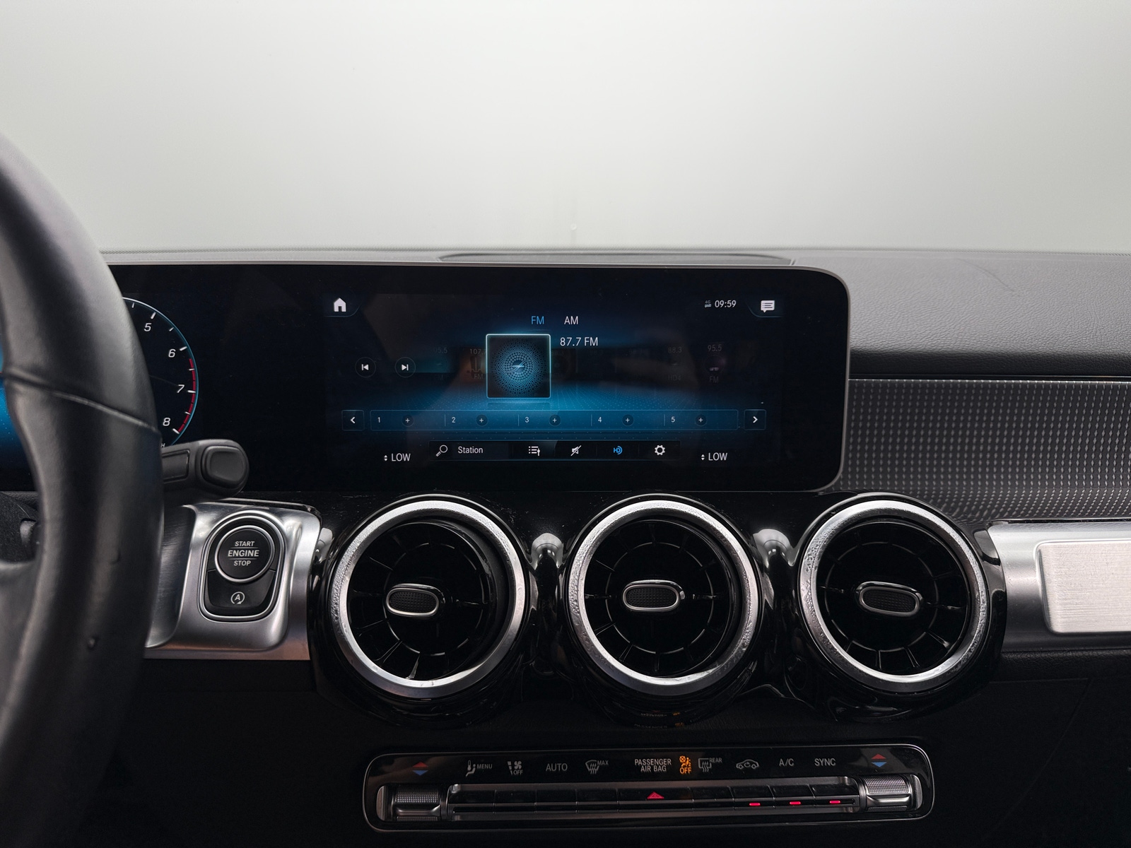 Thumbnail: 2020 Mercedes-Benz GLB - 3