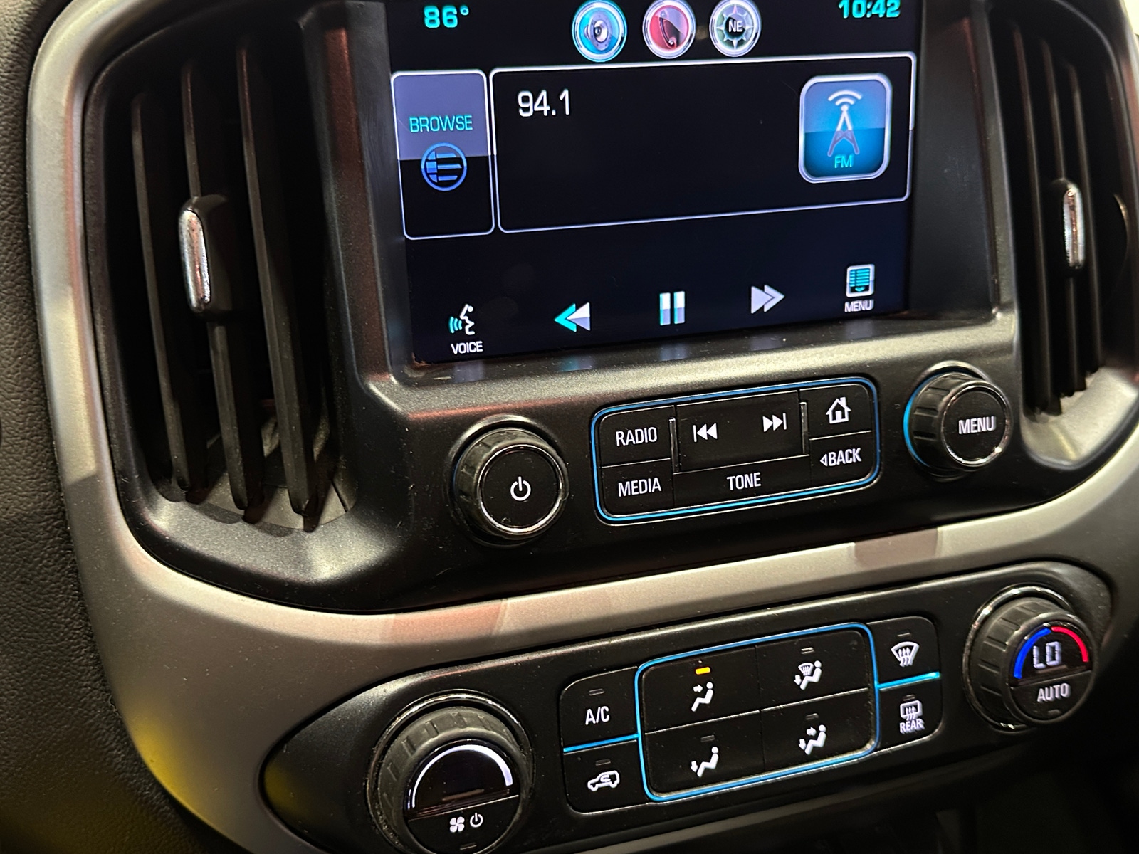 Thumbnail: 2015 Chevrolet Colorado - 3