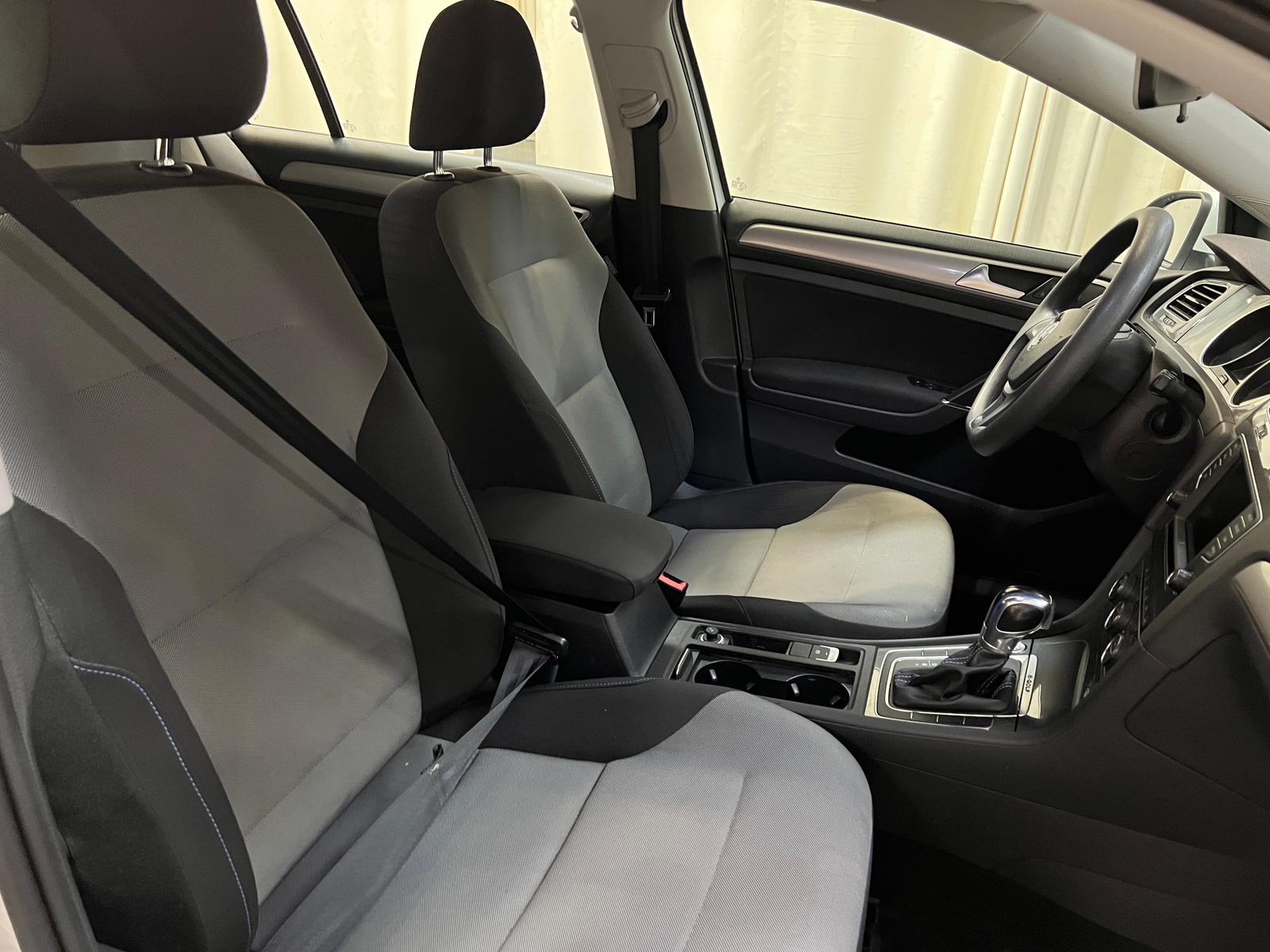 Thumbnail: 2016 Volkswagen e-Golf - 2