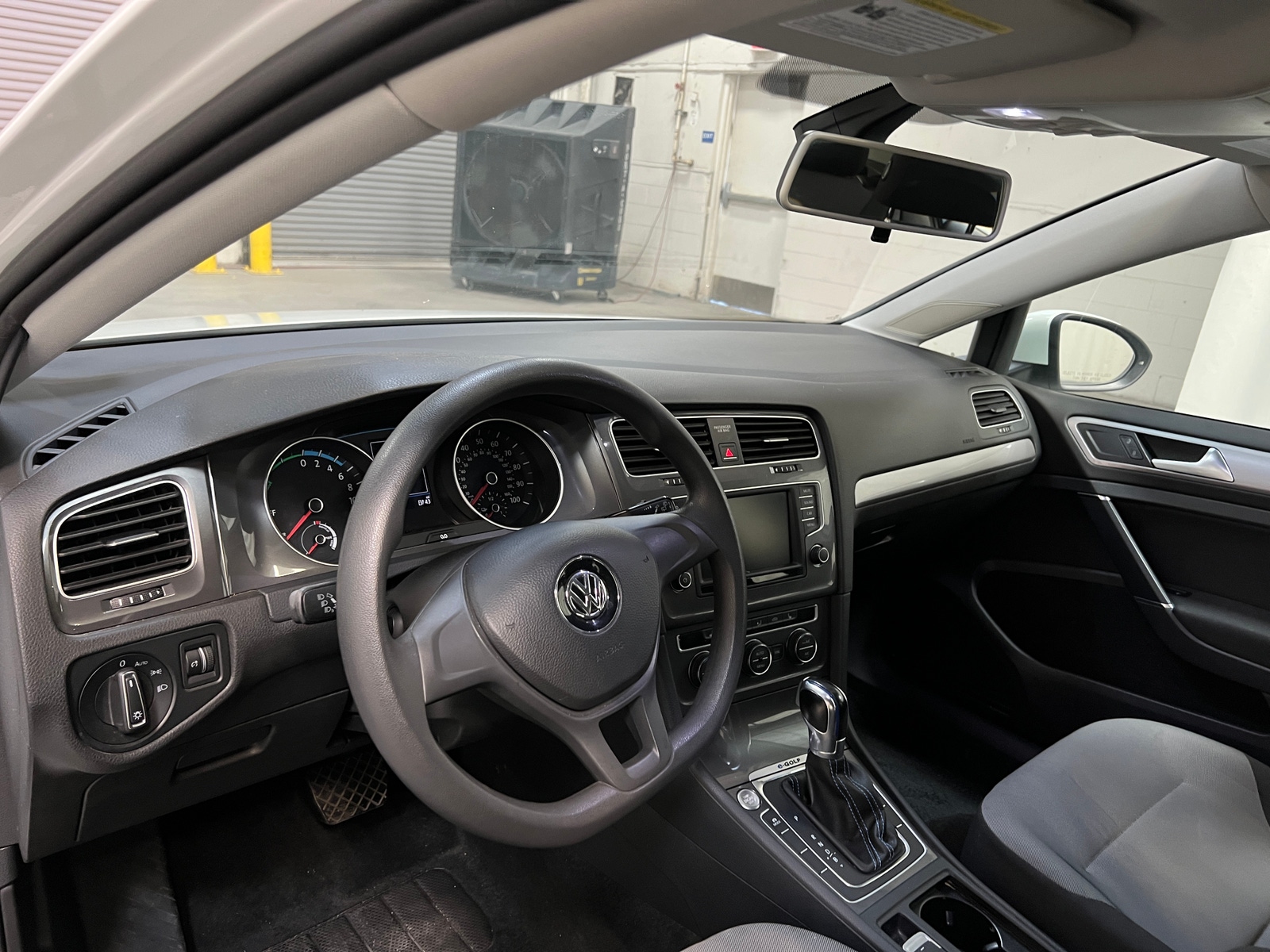Thumbnail: 2016 Volkswagen e-Golf - 3