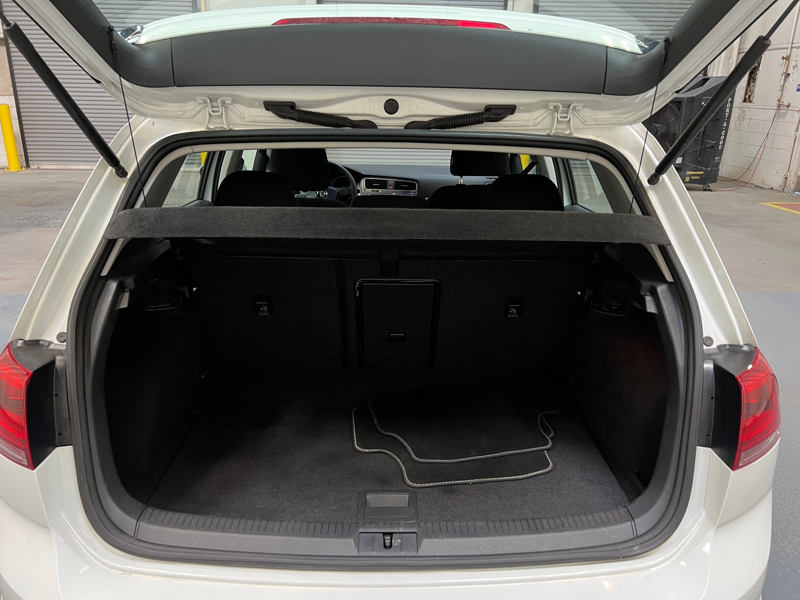 Thumbnail: 2016 Volkswagen e-Golf - 6