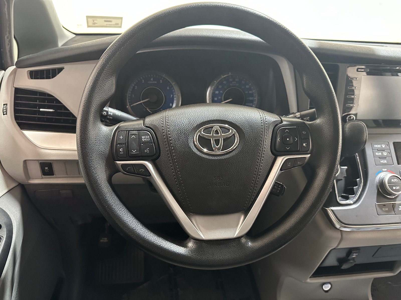 Thumbnail: 2019 Toyota Sienna - 5