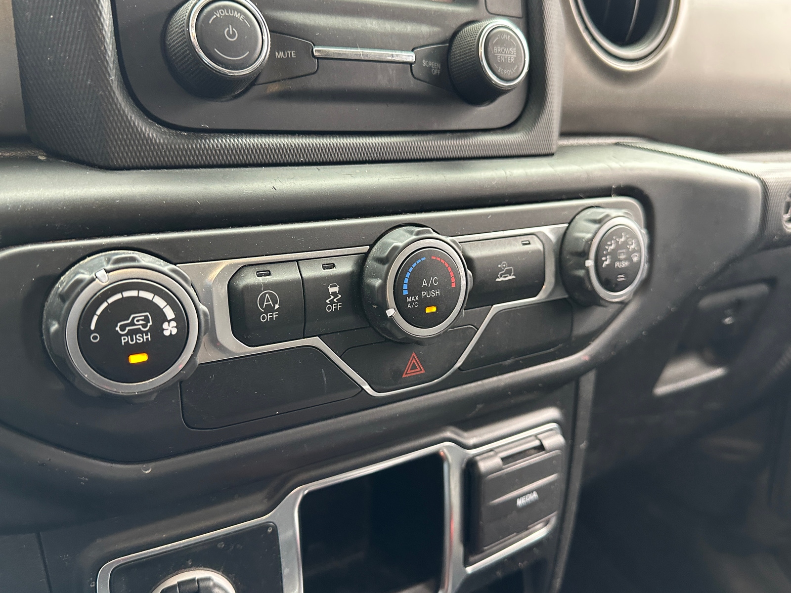Thumbnail: 2021 Jeep Gladiator - 4