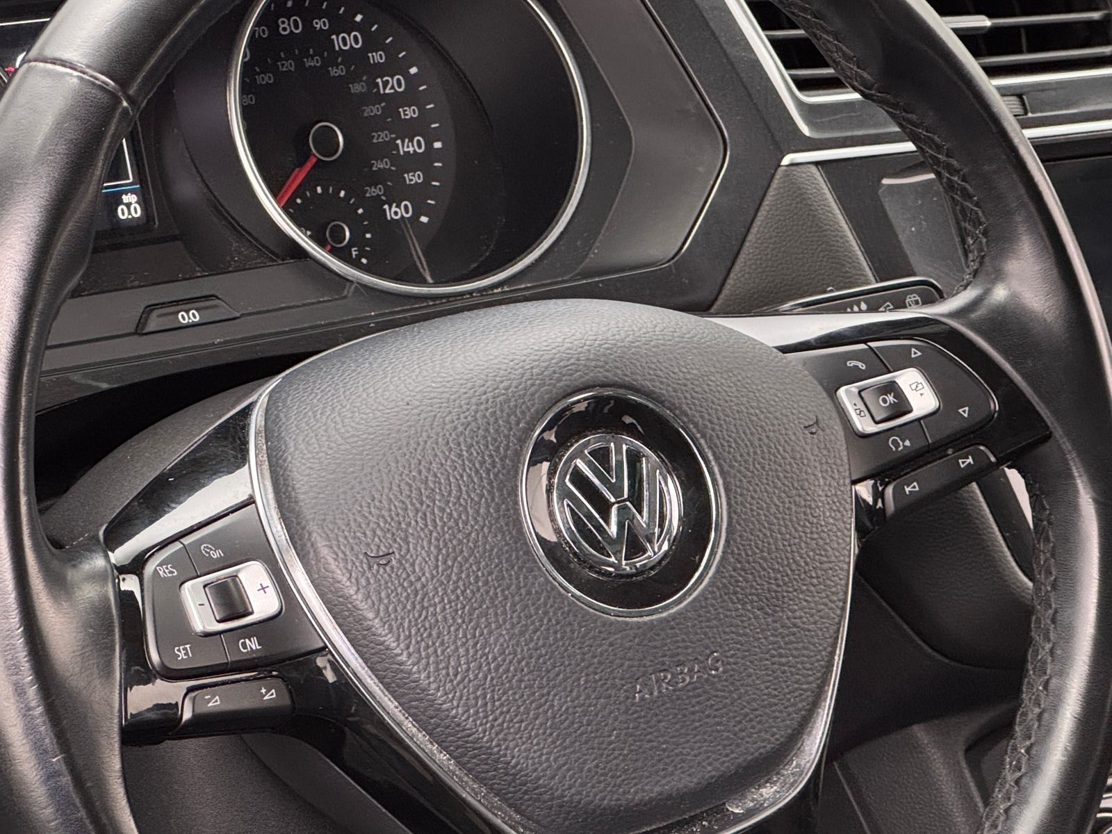 Thumbnail: 2018 Volkswagen Tiguan - 4