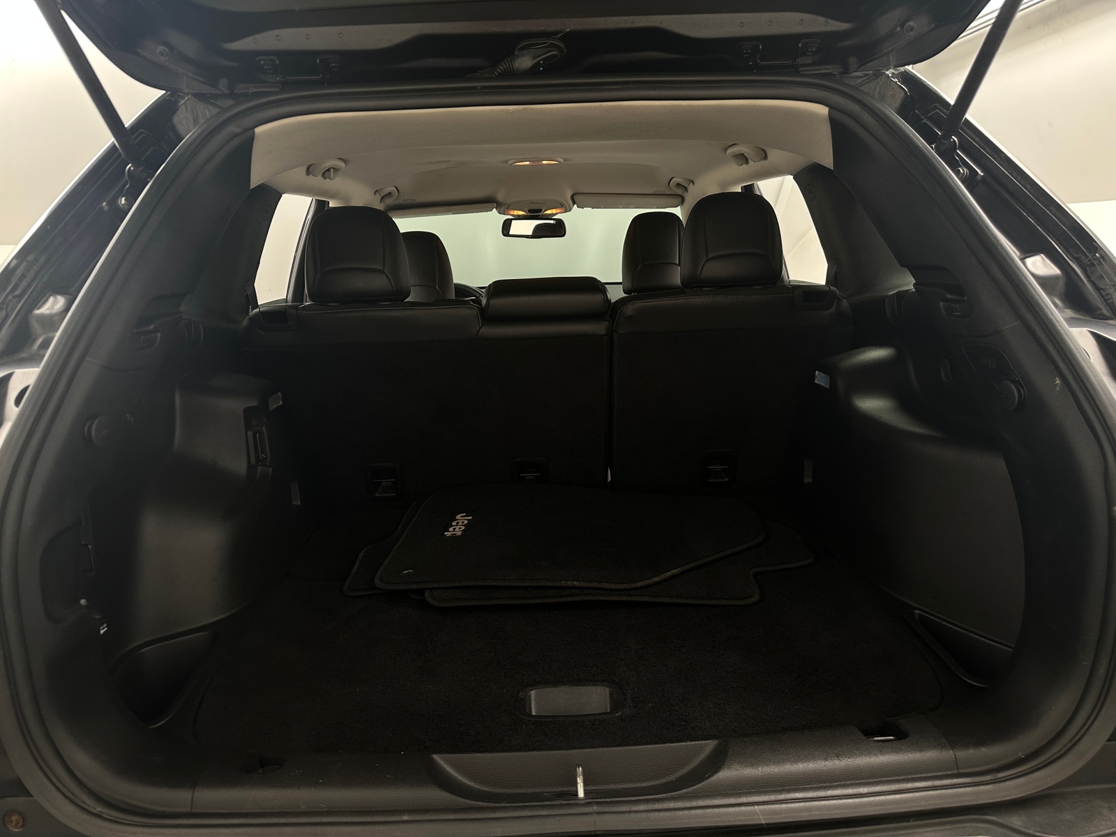 Thumbnail: 2018 Jeep Cherokee - 7
