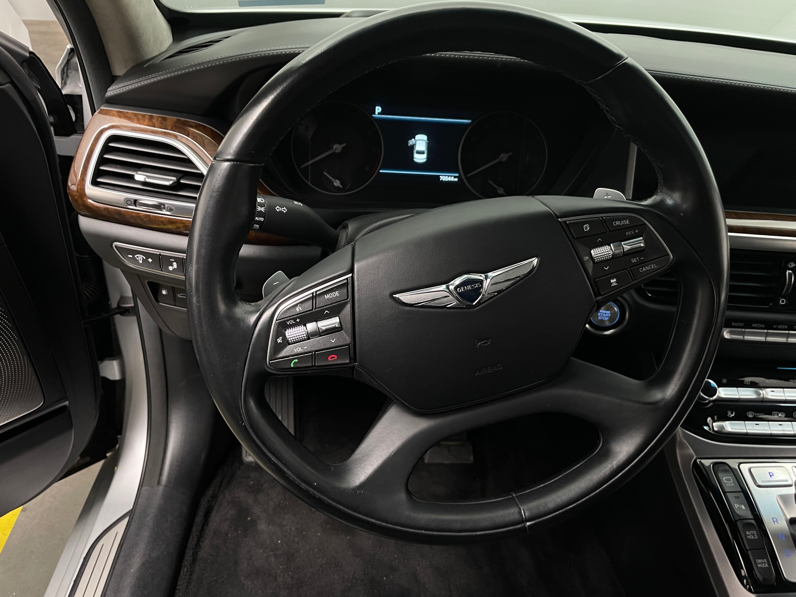 Thumbnail: 2017 Genesis G90 - 4
