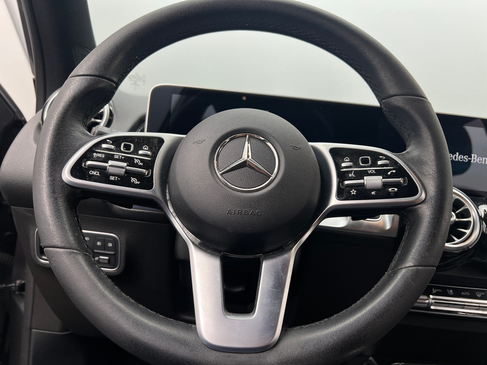 Thumbnail: 2021 Mercedes-Benz GLB - 4