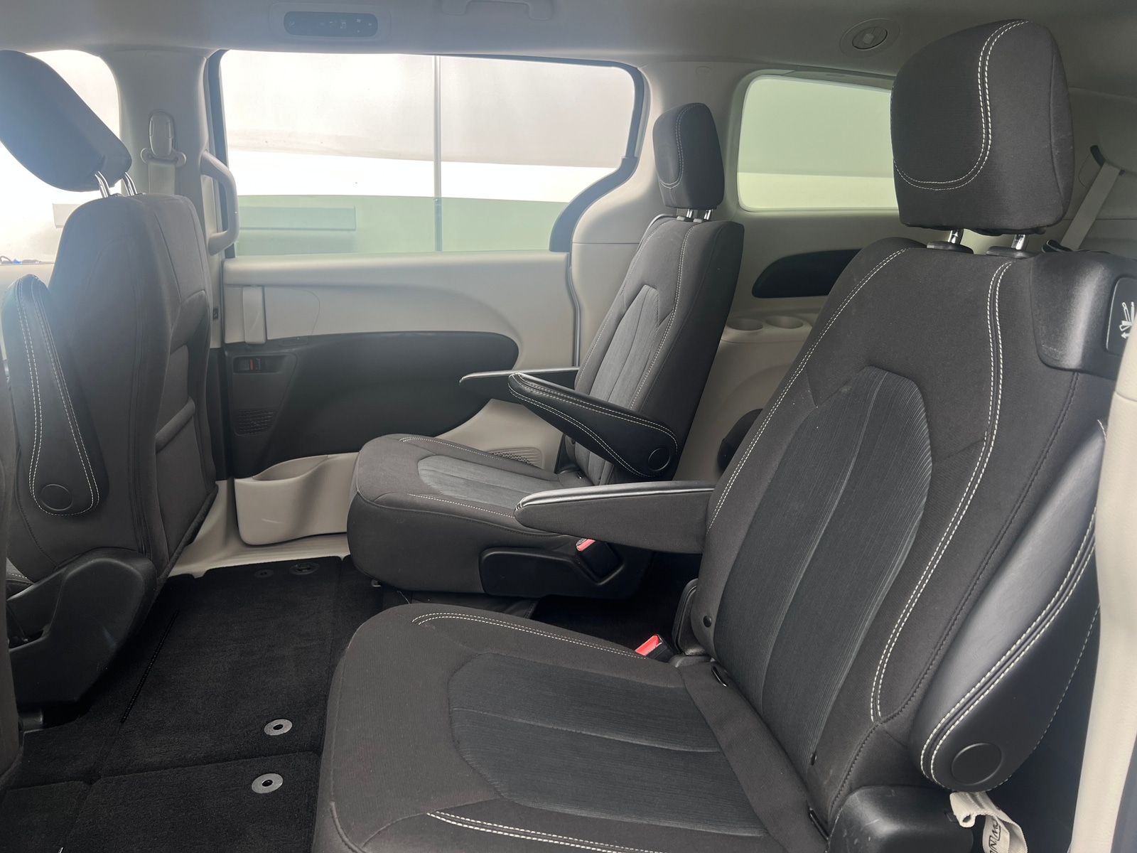 Thumbnail: 2022 Chrysler Voyager - 6