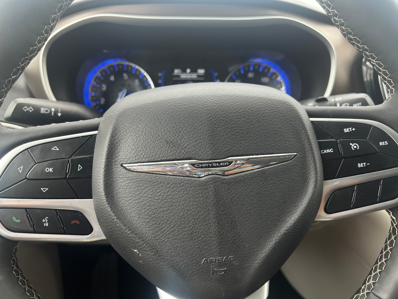 Thumbnail: 2022 Chrysler Voyager - 5
