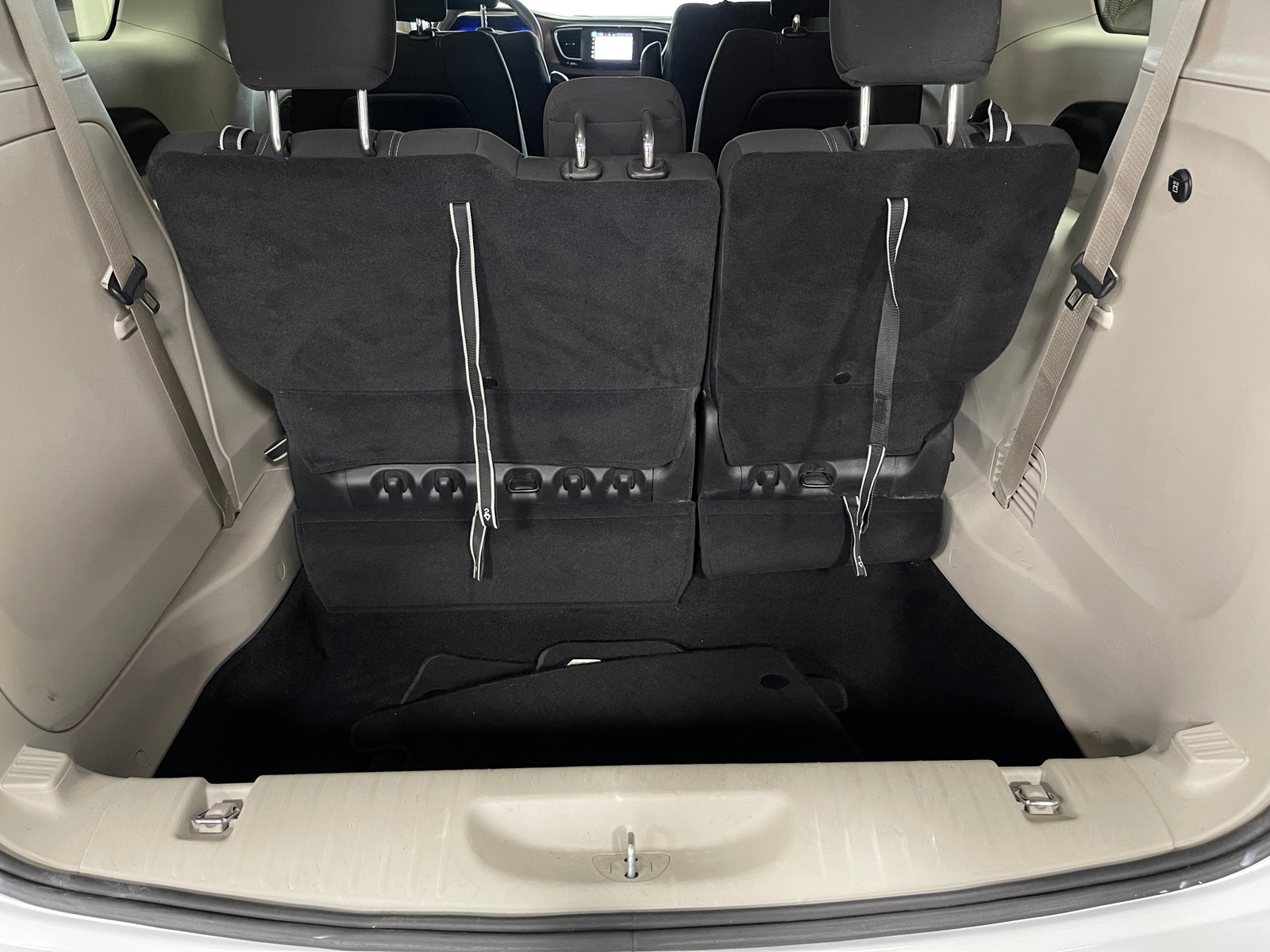 Thumbnail: 2022 Chrysler Voyager - 7