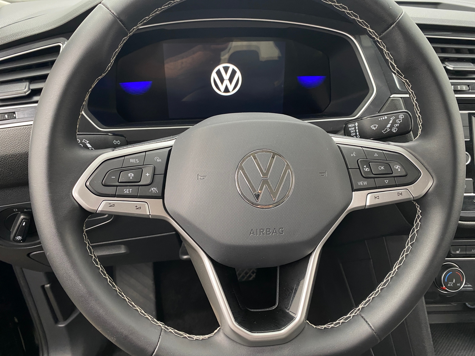 Thumbnail: 2023 Volkswagen Tiguan - 5