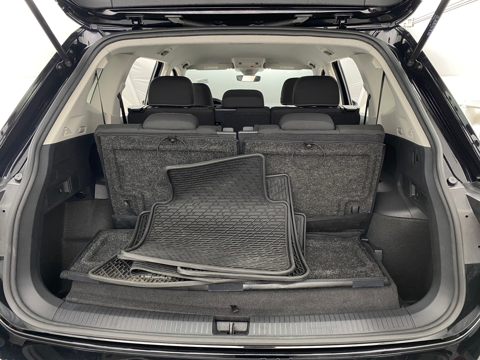 Thumbnail: 2023 Volkswagen Tiguan - 7