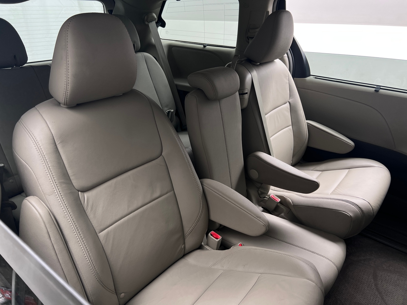 Thumbnail: 2017 Toyota Sienna - 5