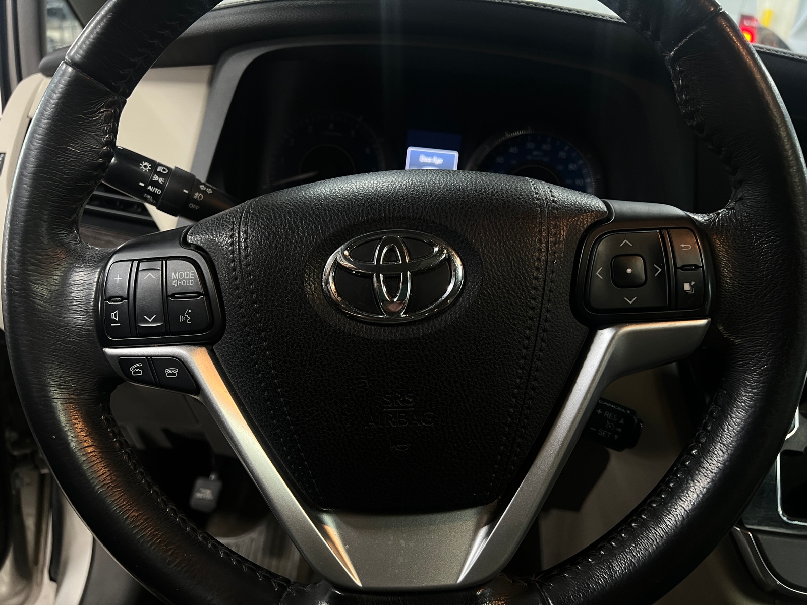 Thumbnail: 2017 Toyota Sienna - 4