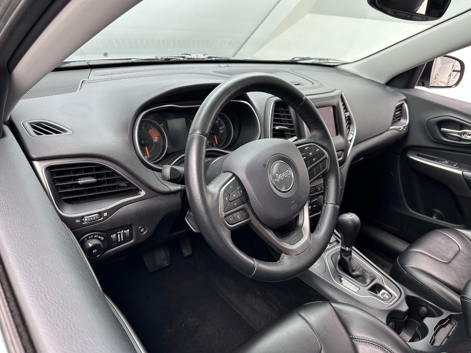 Thumbnail: 2019 Jeep Cherokee - 3