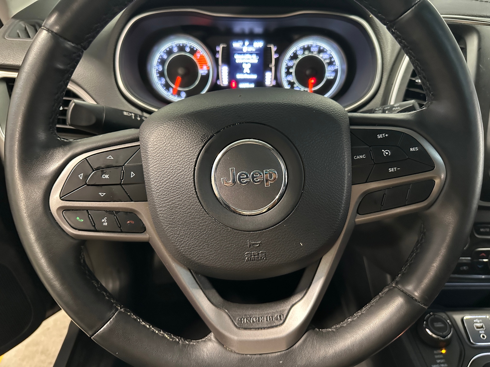 Thumbnail: 2019 Jeep Cherokee - 5