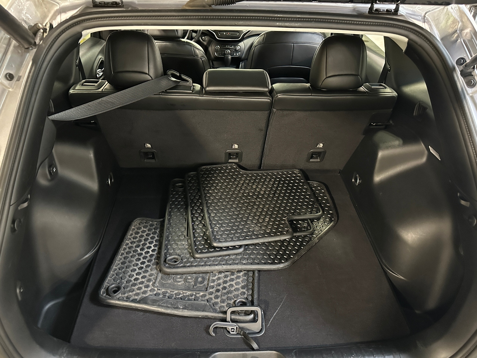 Thumbnail: 2019 Jeep Cherokee - 7