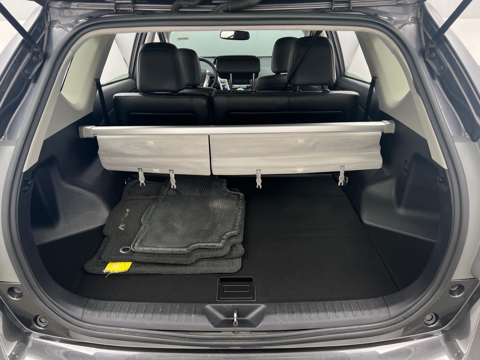 Thumbnail: 2015 Toyota Prius v - 6