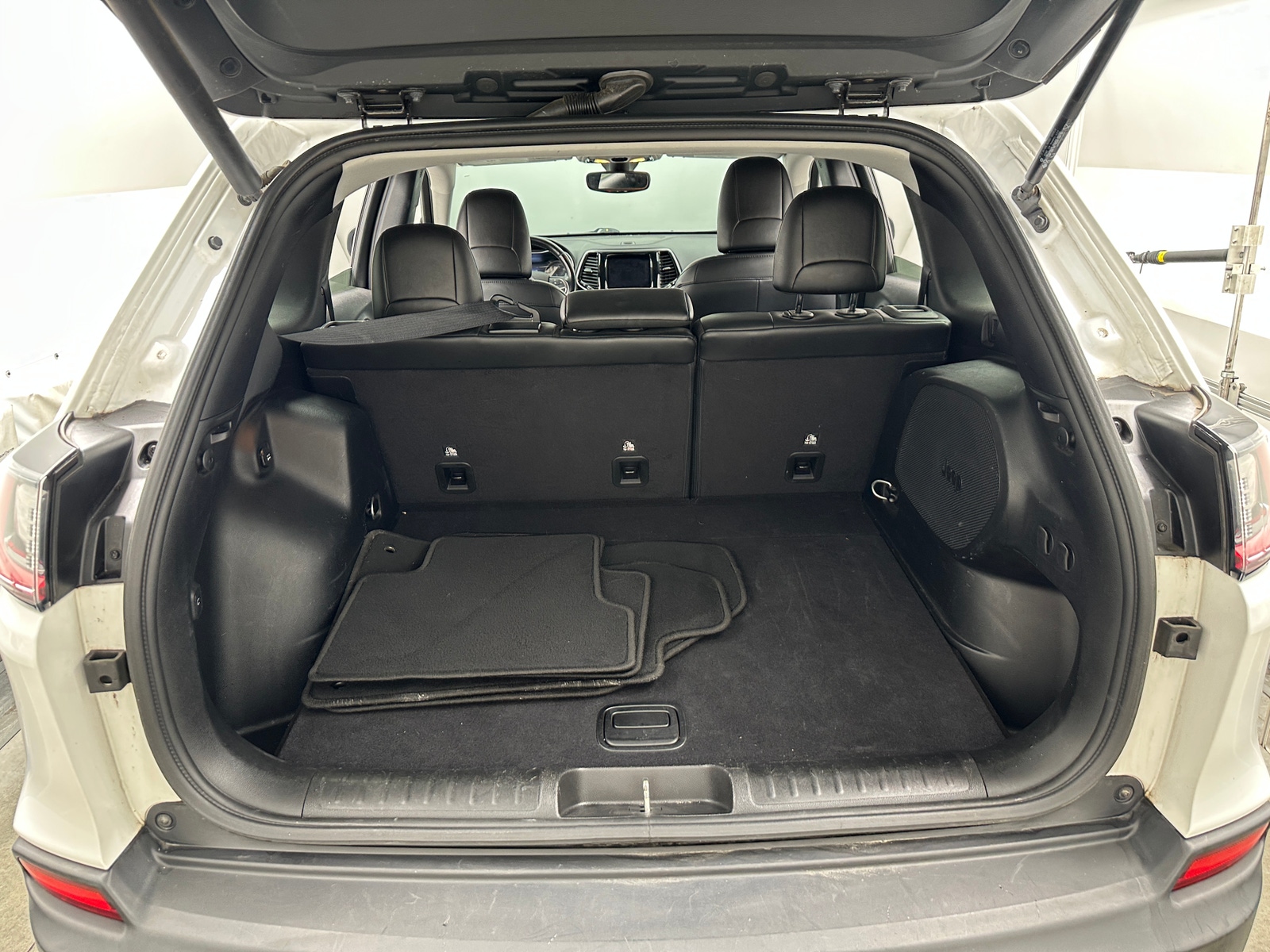 Thumbnail: 2019 Jeep Cherokee - 6