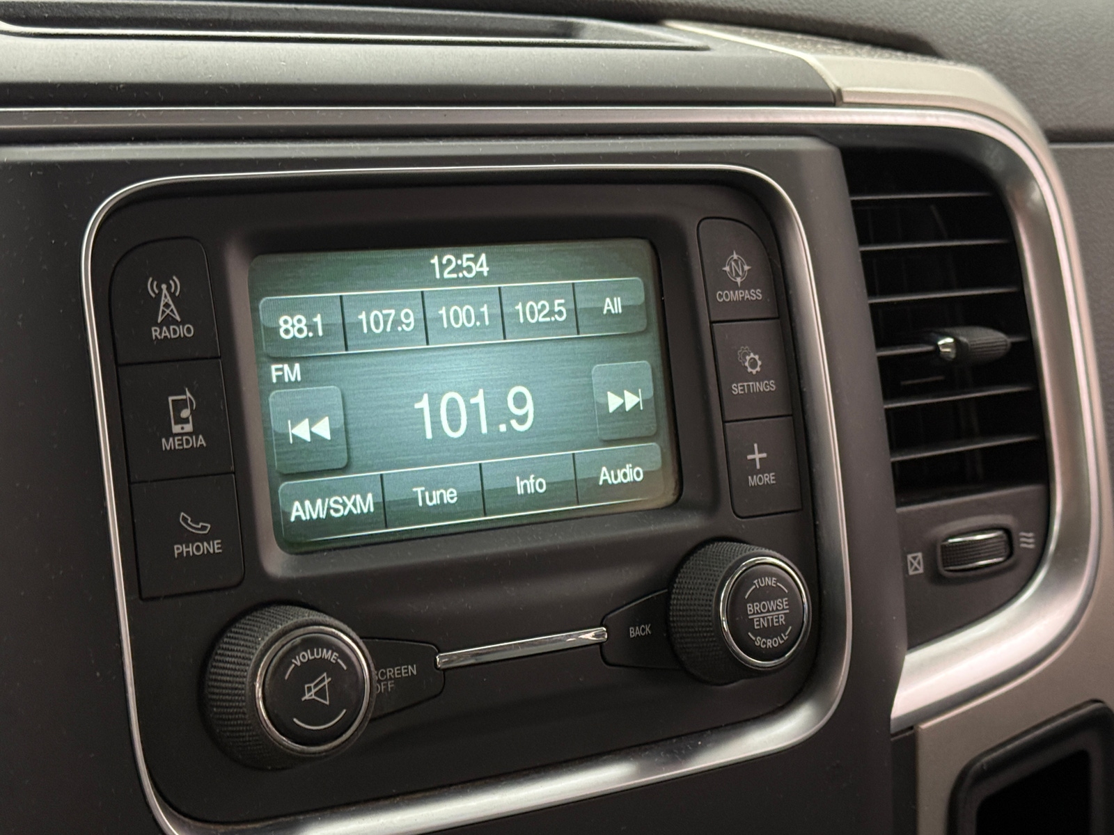 Thumbnail: 2019 RAM 1500 Classic - 4