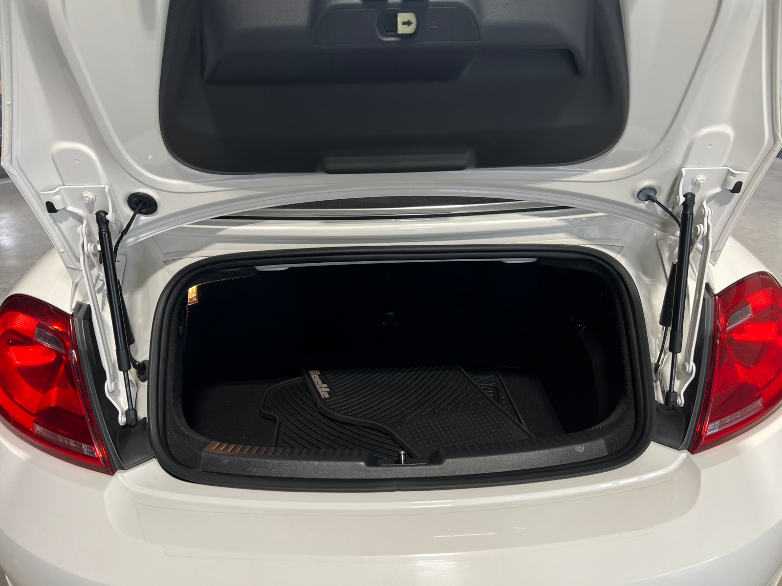 Thumbnail: 2013 Volkswagen Beetle - 6