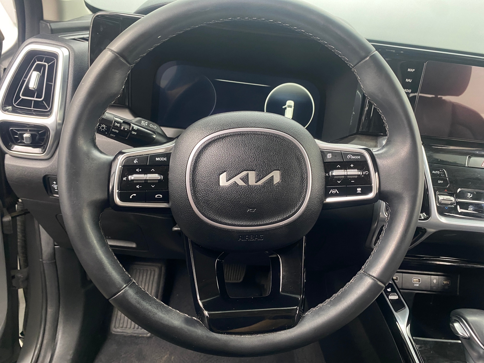 Thumbnail: 2023 Kia Sorento - 4
