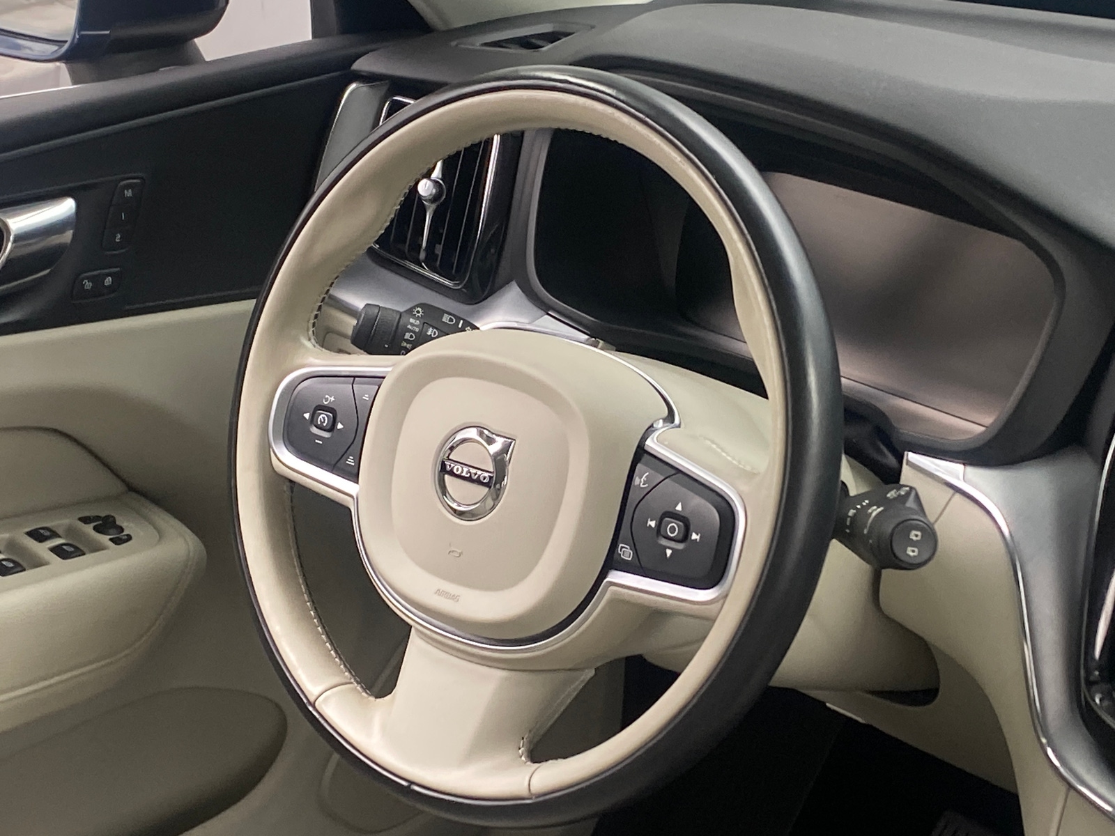 Thumbnail: 2018 Volvo XC60 - 4