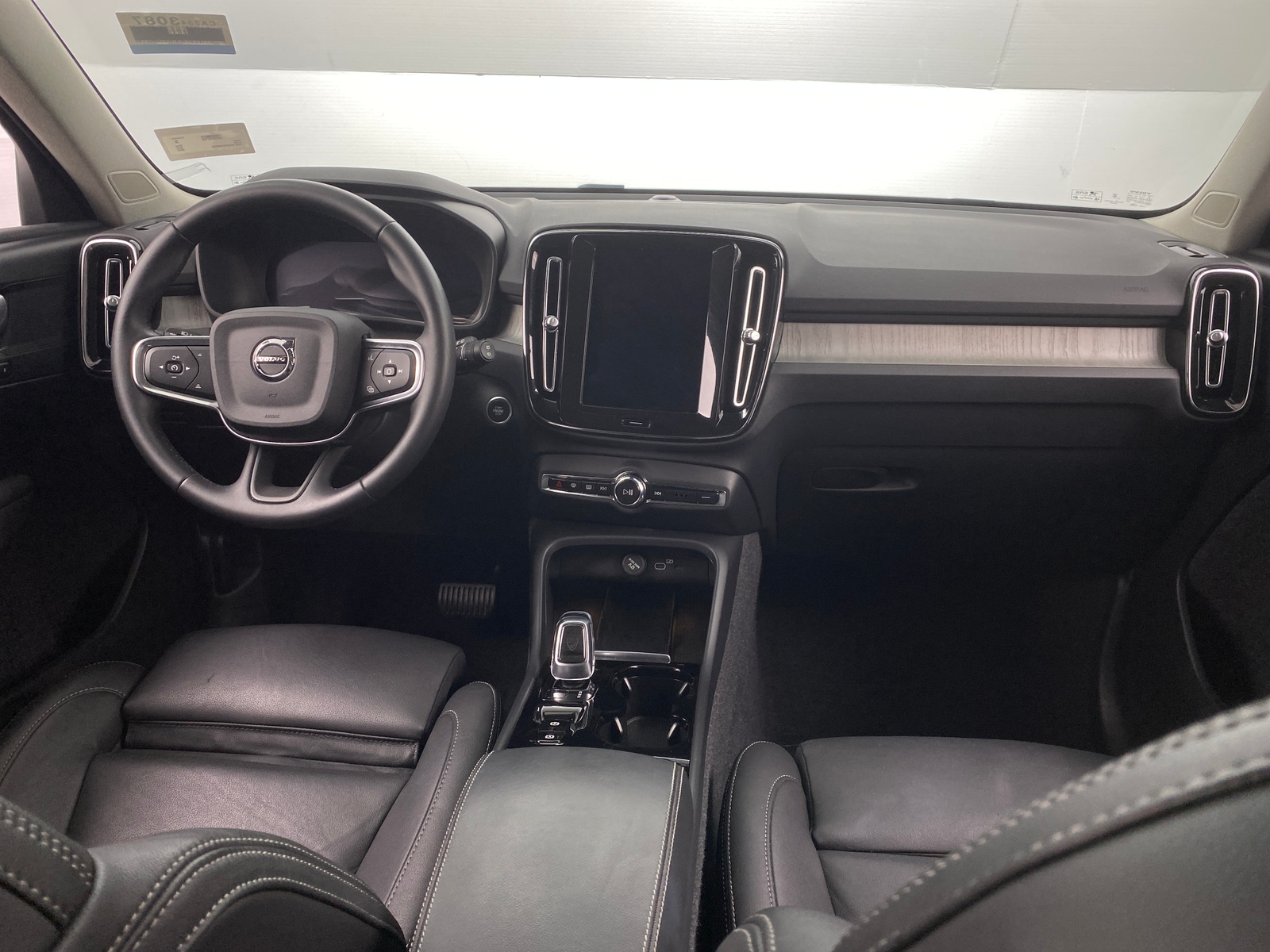 Thumbnail: 2025 Volvo XC40 - 2
