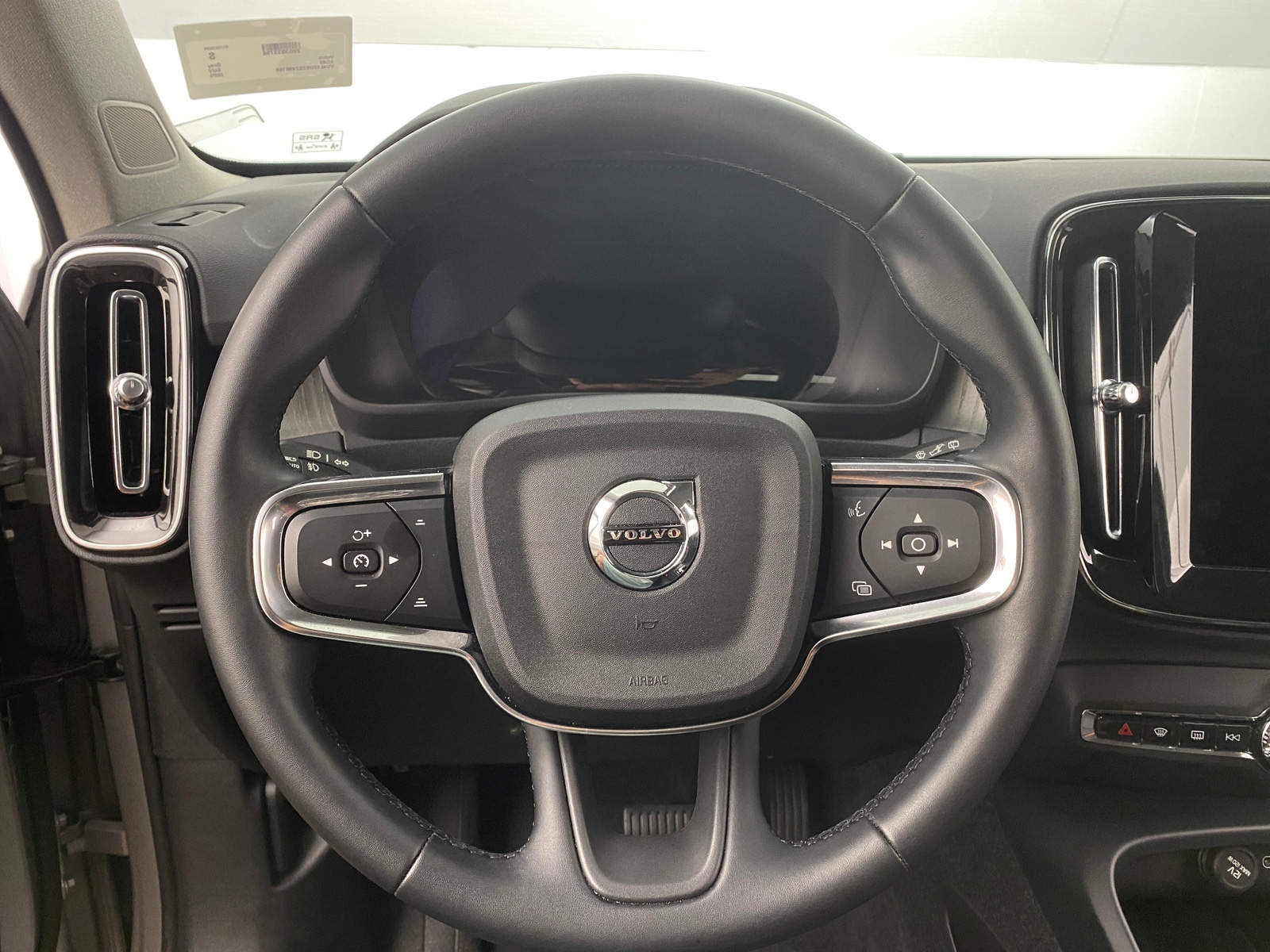 Thumbnail: 2025 Volvo XC40 - 4