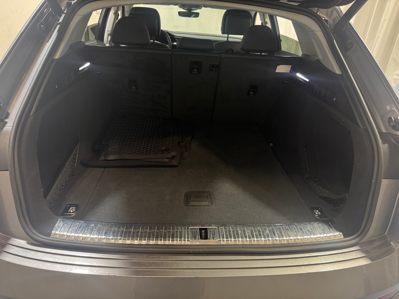 Thumbnail: 2019 Audi e-tron - 6